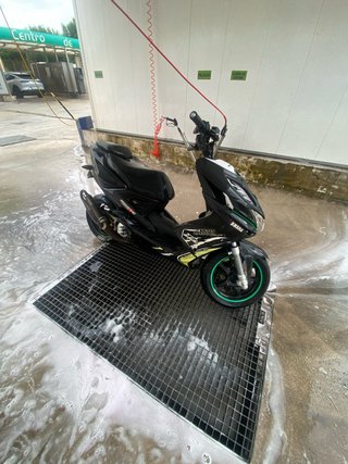 Yamaha Aerox Negra y Verde