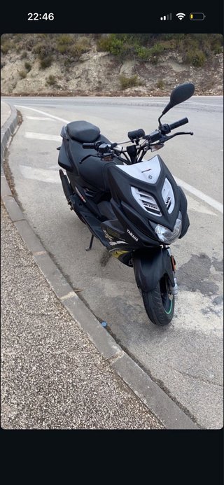 Yamaha Aerox Negra y Verde