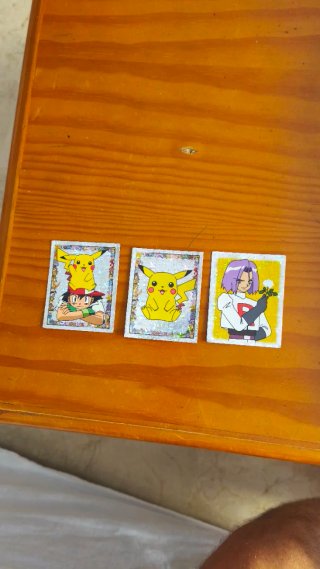 Cromos Pokémon Ash, Pikachu y James