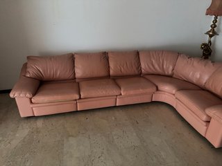 Divano angolare in pelle rosa