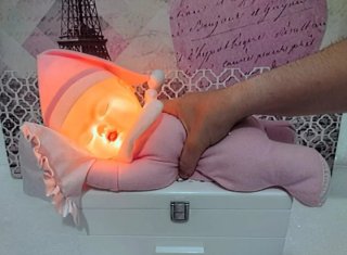 MUÑECO VINTAGE LE ABRAZAS Y LUCE