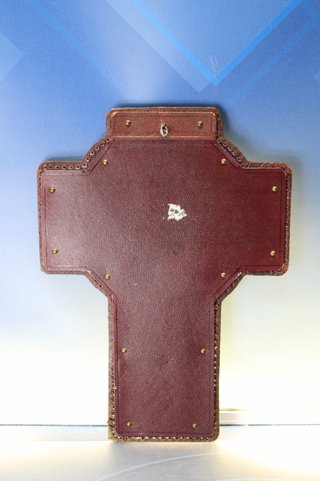 Antiguo crucifijo de cuero repujado.