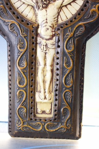 Antiguo crucifijo de cuero repujado.