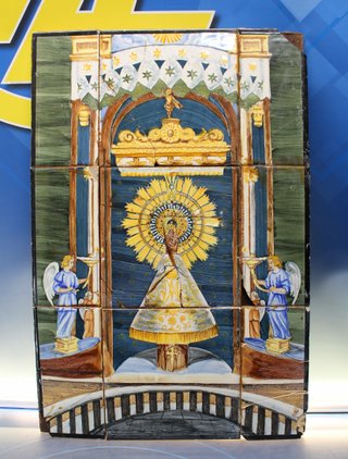 Antiguo retablo cerámico de la Virgen del Pilar, firmado.