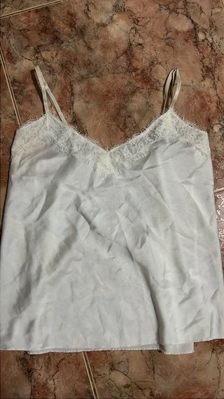 Top tirantes con encaje blanco