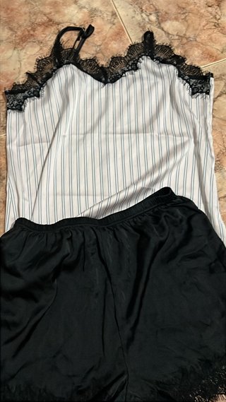 Pijama de tirantes con encaje
