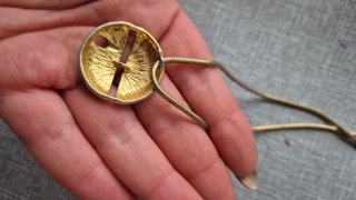 Collana con pendente blu e viola