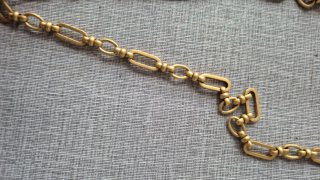 Collana lunga dorata con pendente