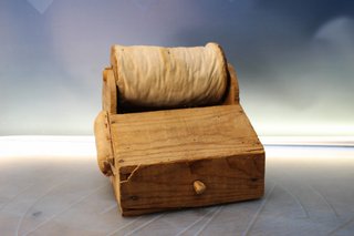 Maravilloso y antiguo mundillo de rodillo para bolillos.