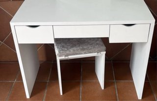 Tocador blanco con taburete