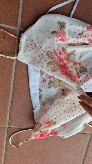 Abito floreale bianco e rosa asimmetrico