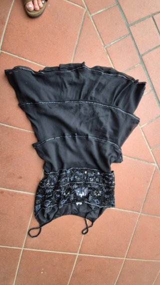 Abito nero con dettagli argento