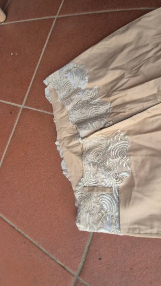 Pantaloni beige con bottoni in chino
