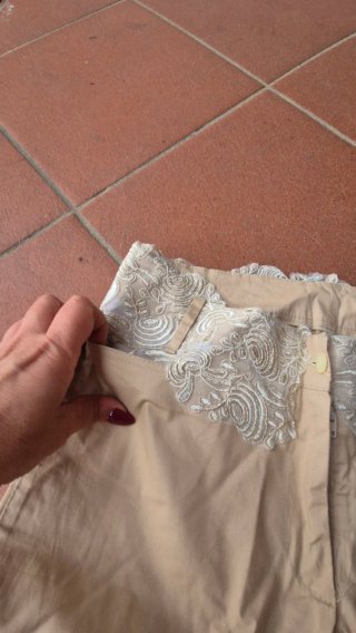 Pantaloni beige con bottoni in chino