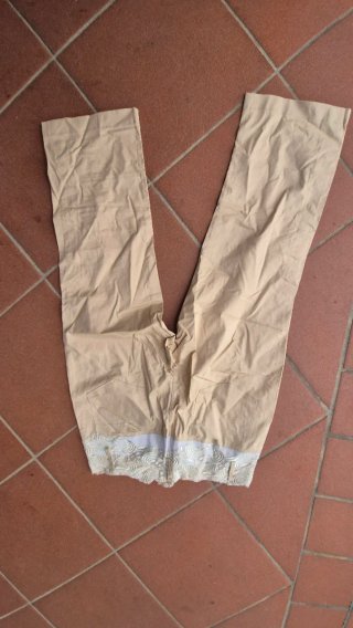 Pantaloni beige con bottoni in chino