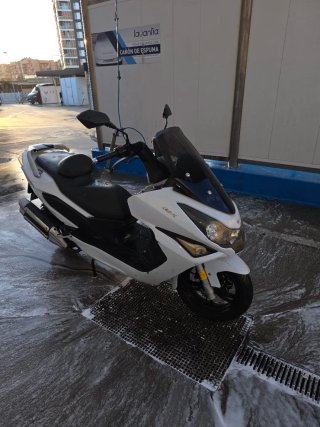 Maxi Scooter Blanca y Negra