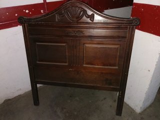 Cabecero de madera tallado