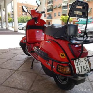 Vespa P200E 1981 Roja