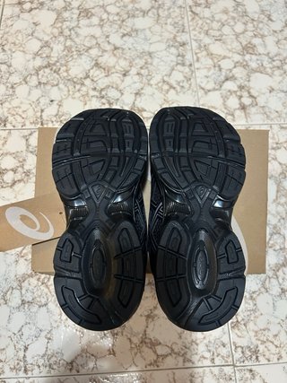 Zapatillas ASICS Negras y Plateadas