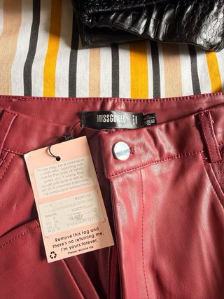 Pantalones rojos cuero Missguided