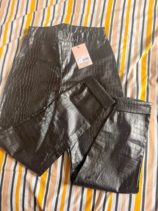 Pantalones negros efecto piel cocodrilo
