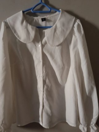Blusa blanca manga larga con cuello Peter Pan