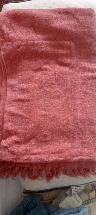 Cubre sofá rosa de tela