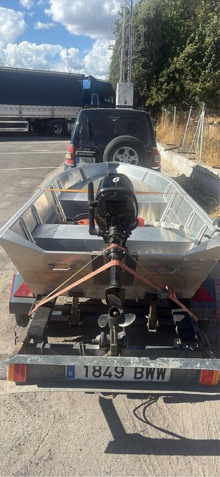 Barca de aluminio con motor fueraborda y remolque
