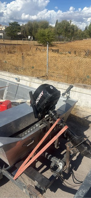 Barca de aluminio con motor fueraborda y remolque