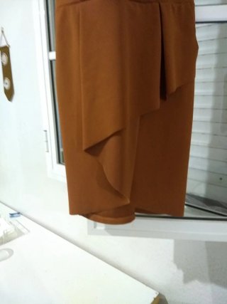 Vestido marrón con abertura tela elástica