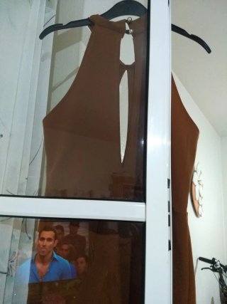 Vestido marrón con abertura tela elástica