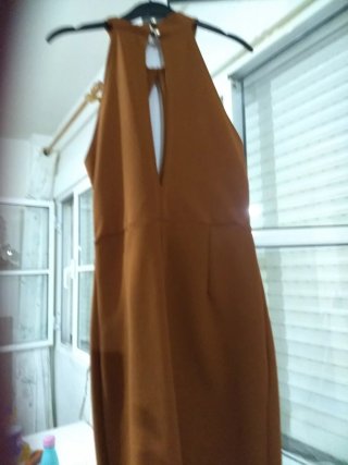 Vestido marrón con abertura tela elástica