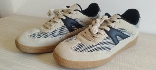 Zapatillas beige y negras