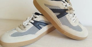 Zapatillas beige y negras