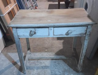 Mesa antigua de madera con cajones