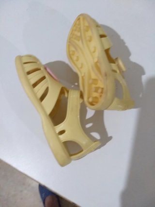 Chanclas amarillas corazón rosa Talla 25