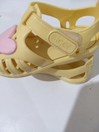 Chanclas amarillas corazón rosa Talla 25