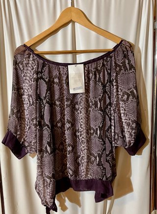 Blusa semi transparente estampado serpiente