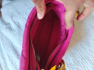 Bolso rosa con cadena dorada