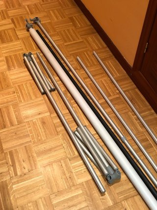 Tripodes y Sistema para colgar cartelería.