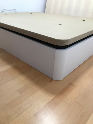 Colchón azul y base de madera
