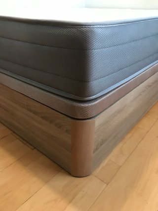 Colchón azul y base de madera