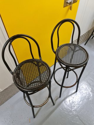 Taburetes de bar metálicos con asiento de ratán