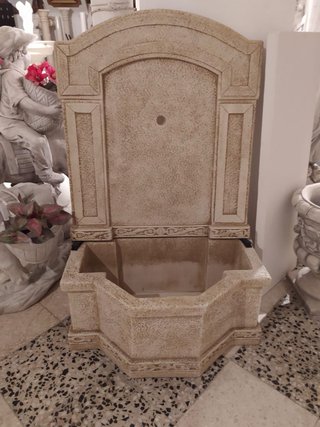 Fuente de piedra rústica beige