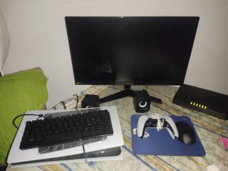 PlayStation 5 de 1TB blanca con mando y cables