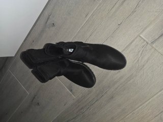 Botines Mustang negros con hebillas