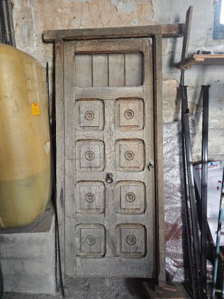 Puerta antigua de madera con cristales