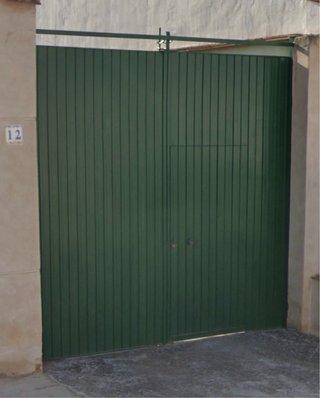 Puerta metálica verde