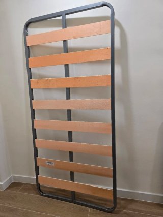 Somier con patas metálicas y lamas de madera