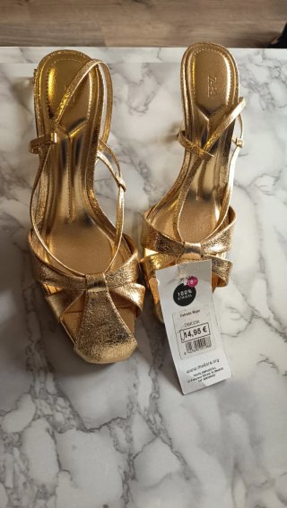 Sandalias doradas Zara